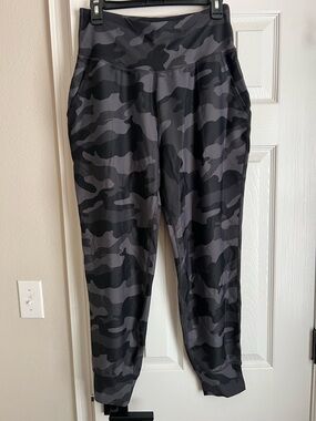 Old Navy Active Black & Gray Camouflage Top